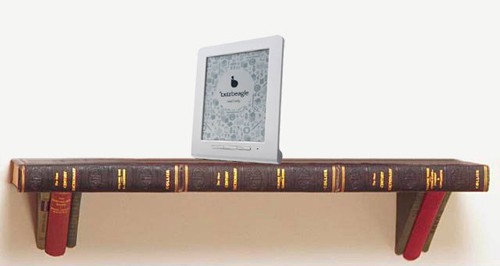 E-reader sobre estantería de libros