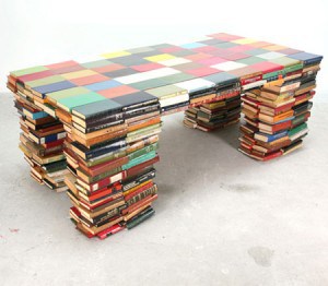 Mesa realizada con libros