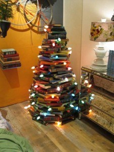 Arbol de navidad hecho con libros