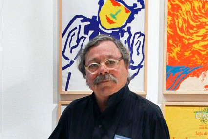 Alberto Corazón posa junto a varias de las obras de la muestra "Trabajar con signos. Diseños de Alberto Corazón. 1963-2013"
