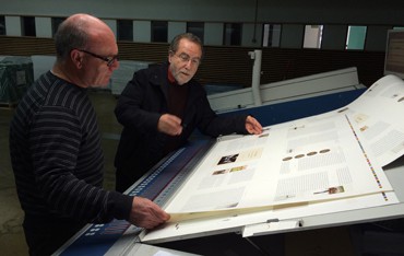 Boix en La Imprenta CG, cotejando las pruebas de impresión, acompañado por el diseñador Pep Aranda