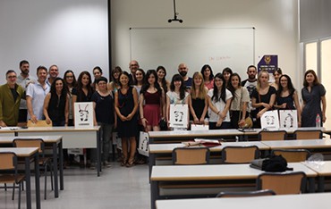 entrega de bolsas nuevas a alumnos del master