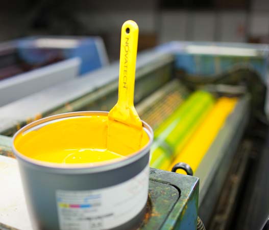 Bote de tinta amarillo