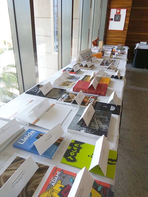 Mesa con los libros premiados