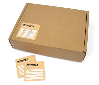 ejemplo de pegatina rectangular pegada en una caja