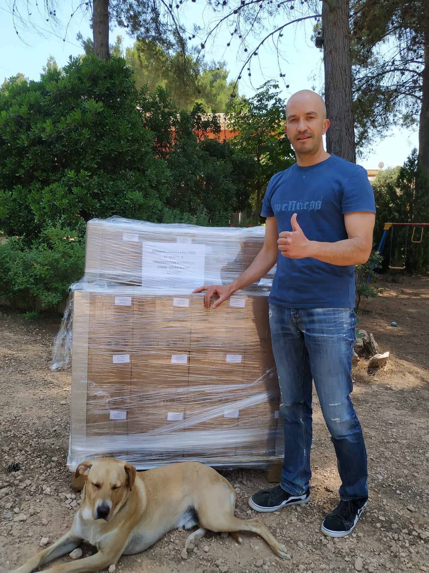 Germán Linares con los libros