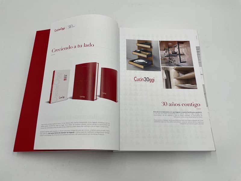 Los catálogos son una de nuestras especialidades, por eso es un orgullo que Cucine Oggi nos haya elegido para imprimir su catálogo N6.