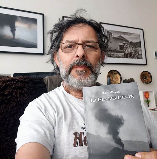 El-autor-con-el-fotolibro-la-isla-resiliente Demi Alvarez, autor del libro La isla resiliente sosteniendo un ejemplar