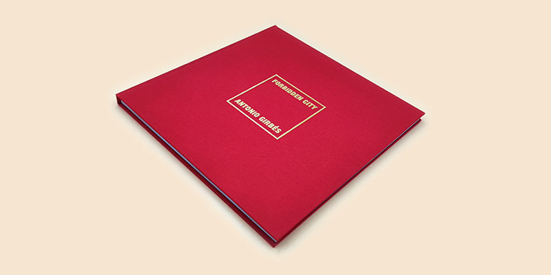 Catálogo con Stamping Dorado. Encuadernación Tapa Dura Forrada en tela Roja. Libro de Arte y Fotografía. Antonio Girbés.