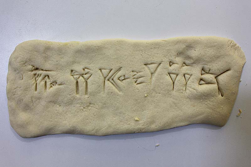 Escritura antigua sobre arcilla