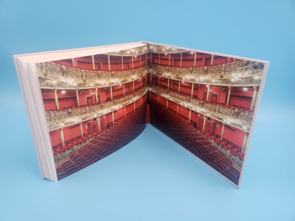 interior del fotolibro la trastienda